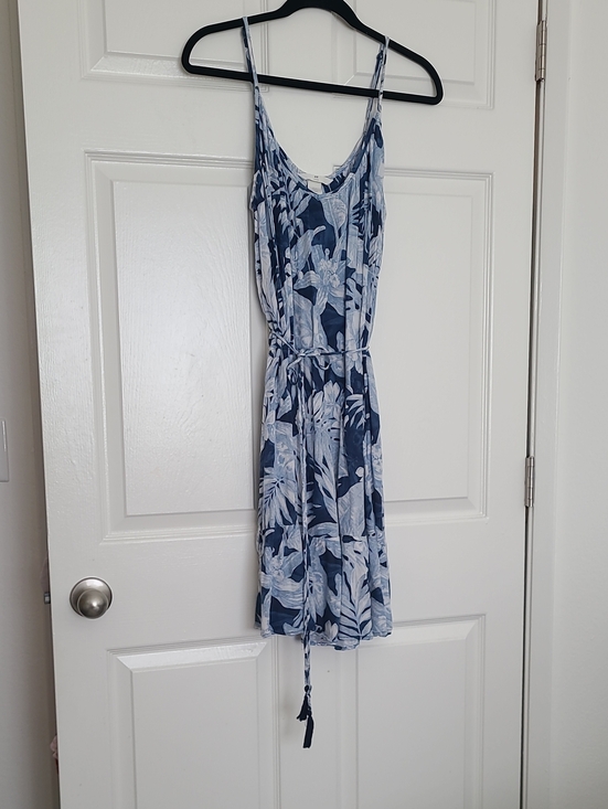 H&M Dresses & Skirts - Blue & White Tropical Print Sleeveless Dress